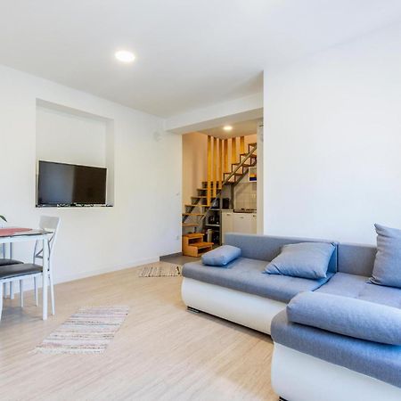 Gorgeous Apartment In Omis With Kitchen Zewnętrze zdjęcie