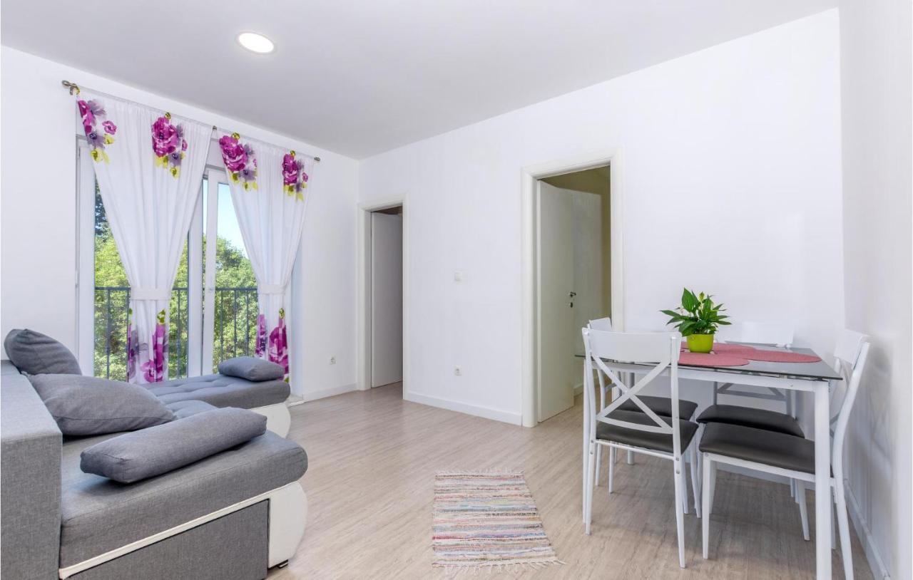 Gorgeous Apartment In Omis With Kitchen Zewnętrze zdjęcie