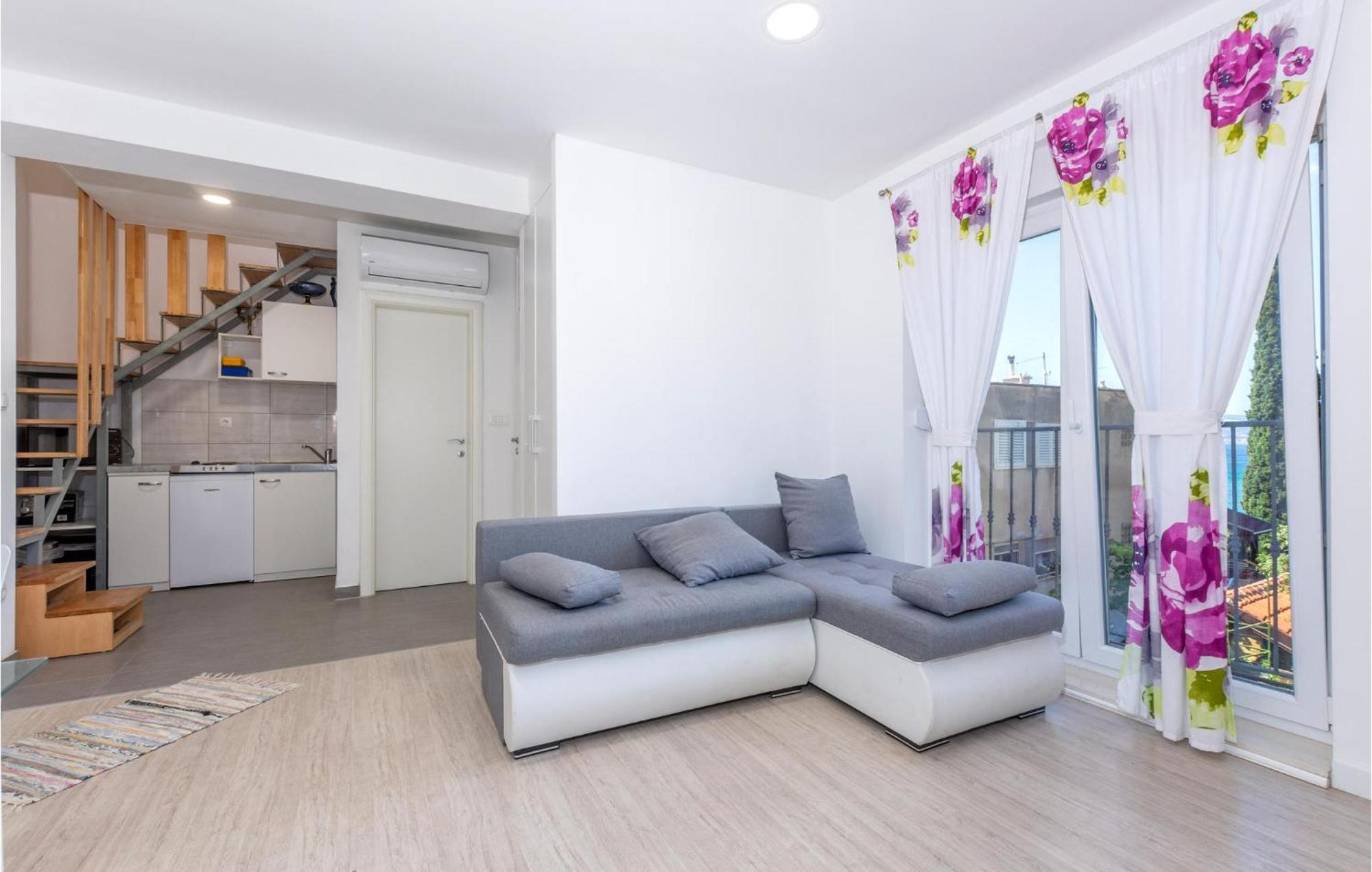 Gorgeous Apartment In Omis With Kitchen Zewnętrze zdjęcie