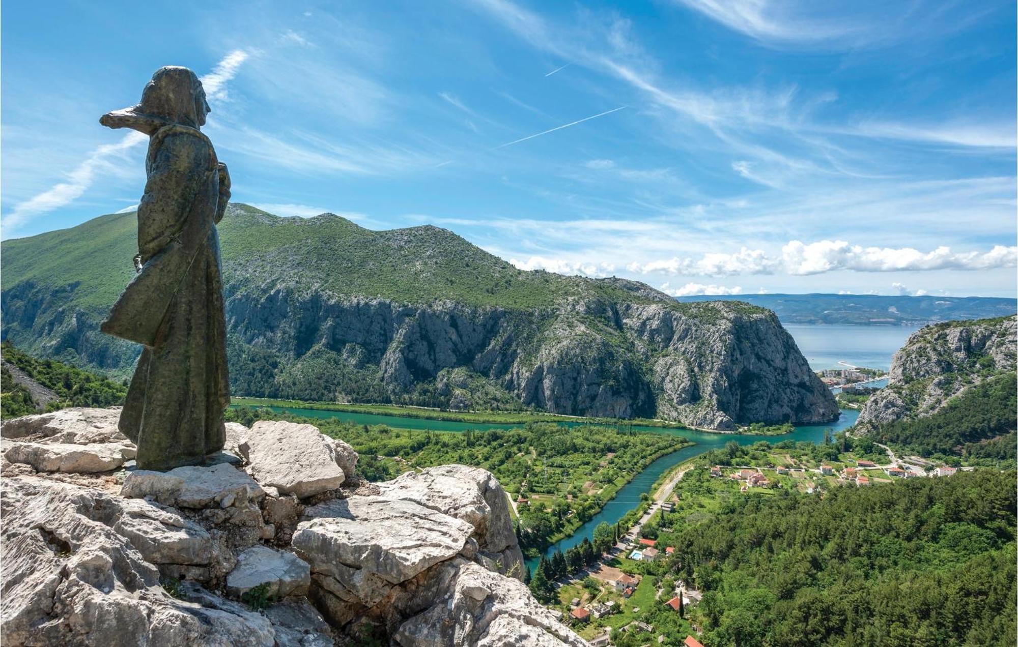 Gorgeous Apartment In Omis With Kitchen Zewnętrze zdjęcie